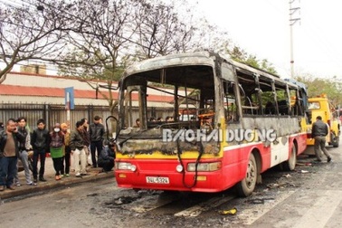 Truy bắt 2 đối tượng ném “bom xăng” đốt rụi xe buýt
