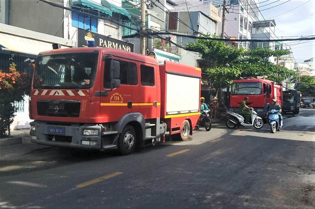 Khống chế người đàn ông nghi châm lửa đốt căn nhà ở TPHCM - 1