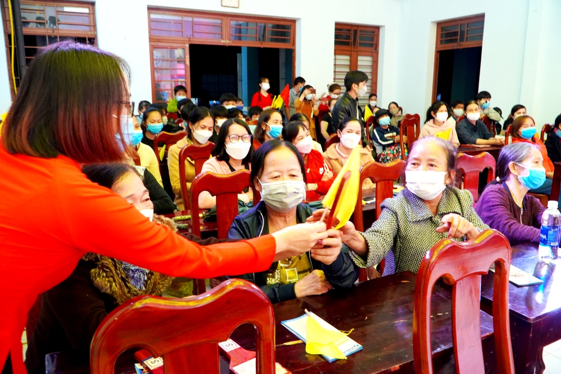 Vận động tham gia bảo hiểm xã hội tự nguyện qua đêm hội bài chòi - 2 Vận động tham gia bảo hiểm xã hội tự nguyện qua đêm hội bài chòi - 2