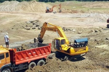 Nhà thầu Trung Quốc múc “đất bẩn” đổ đường cao tốc!?