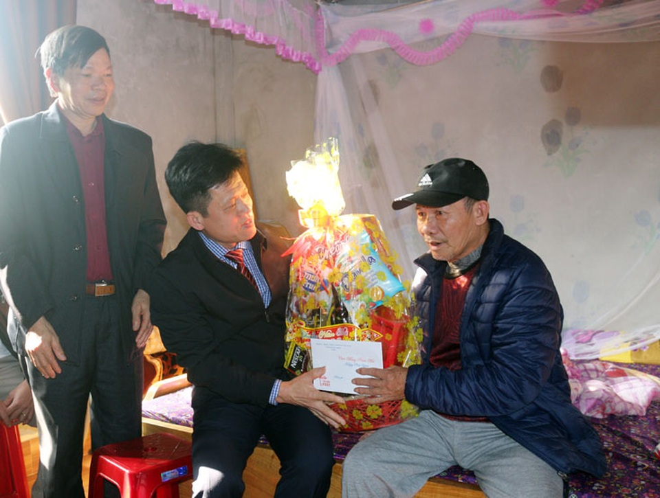 Lãnh đạo Quảng Bình thăm và tặng quà gia đình chính sách - 2 Lãnh đạo Quảng Bình thăm và tặng quà gia đình chính sách - 2
