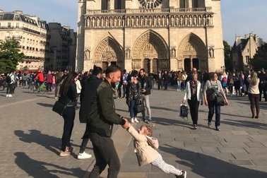 Tìm ra nhân vật trong bức ảnh gây "sốt" trước Nhà thờ Đức Bà Paris
