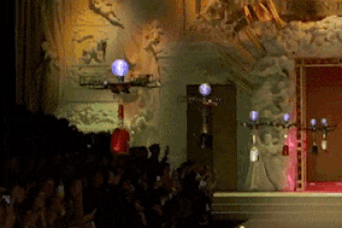 Khán giả mỏi cổ vì show diễn thời trang… “lơ lửng”