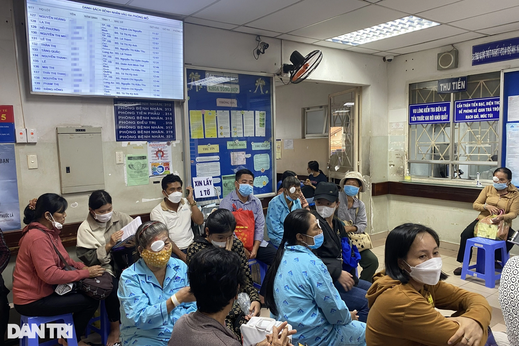 Giám đốc Bệnh viện Mắt TPHCM tiết lộ bất ngờ việc xếp hàng chờ mổ phaco - 1 Giám đốc Bệnh viện Mắt TPHCM tiết lộ bất ngờ việc xếp hàng chờ mổ phaco - 1