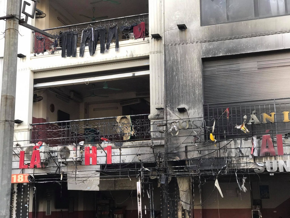 Cháy quán lẩu ếch ở Hà Nội, hàng trăm người hoảng loạn tháo chạy - 6 Cháy quán lẩu ếch ở Hà Nội, hàng trăm người hoảng loạn tháo chạy - 6