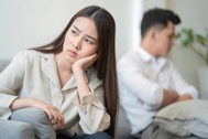 Mẹ chồng cho tiền xây nhà nhưng chưa sang tên đất, tôi có nên làm?