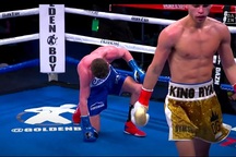 Đối thủ quỳ gối xin hàng, võ sĩ bật khóc nức nở