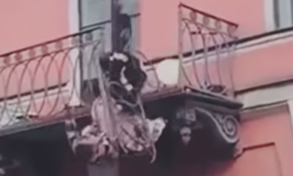 Cãi nhau nảy lửa tới mức ngã khỏi ban công, cặp đôi vẫn may mắn sống sót - 1 Cãi nhau nảy lửa tới mức ngã khỏi ban công, cặp đôi vẫn may mắn sống sót - 1