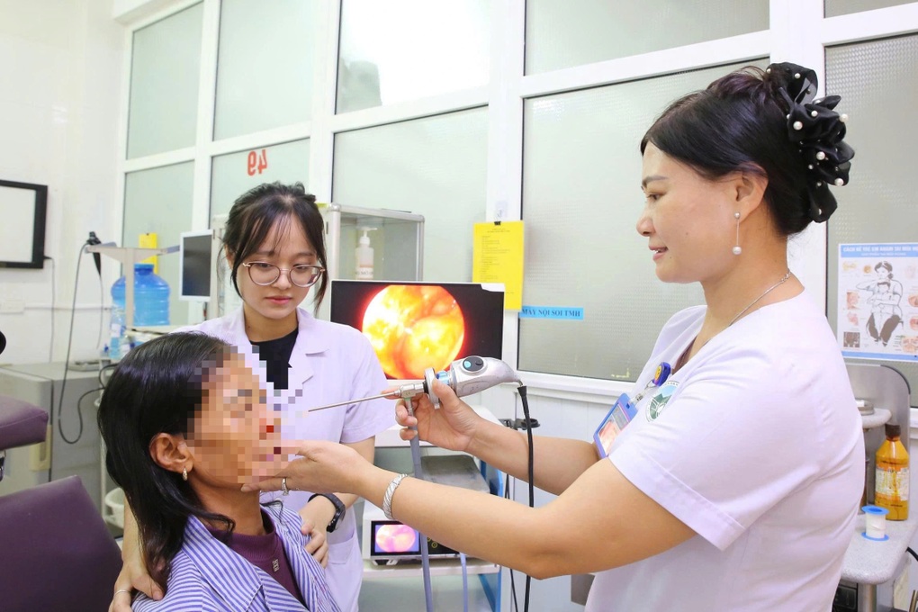 의사가 60세 여성의 코에서 구더기 7마리를 제거했습니다. - 1 Bác sĩ gắp 7 con dòi từ mũi người phụ nữ 60 tuổi - 1