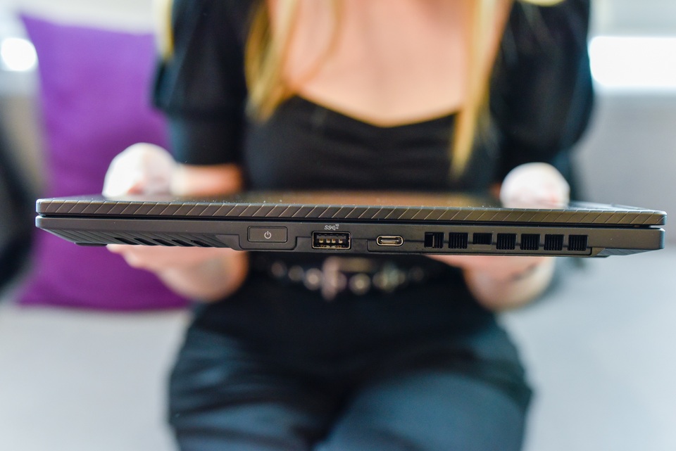 Cận cảnh ROG Flow X13: laptop gaming mỏng nhẹ, xoay gập 360 độ - 7 Cận cảnh ROG Flow X13: laptop gaming mỏng nhẹ, xoay gập 360 độ - 7