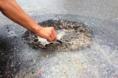 Quảng Bình: Tiếp tục xuất hiện hóa chất “lạ” phá hủy mặt đường