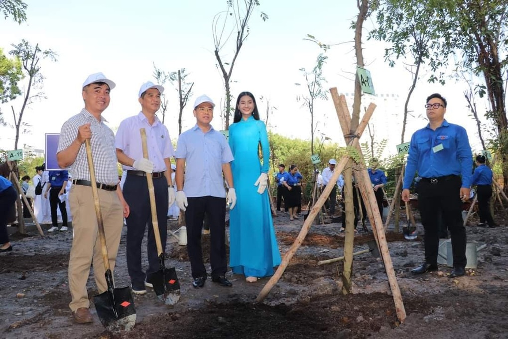Hoa hậu Nguyễn Thanh Hà hưởng ứng chiến dịch Tết trồng cây - 2 Hoa hậu Nguyễn Thanh Hà hưởng ứng chiến dịch Tết trồng cây - 2