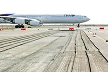 Nứt đường băng ở sân bay Thái Lan