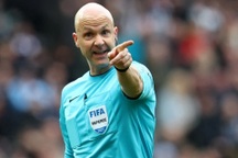 Trọng tài bị chỉ trích vì sai lầm khiến Arsenal nhận bàn thua trước Man Utd