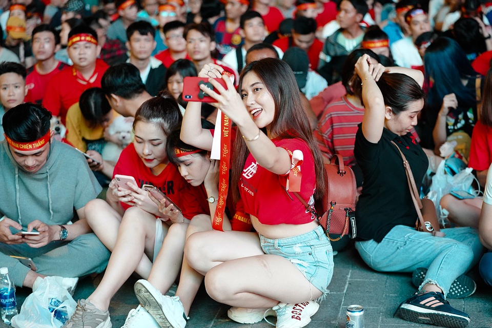 Hoa hậu Di Khả Hân cùng hàng triệu trái tim hướng về đội tuyển Việt Nam - 9 Hoa hậu Di Khả Hân cùng hàng triệu trái tim hướng về đội tuyển Việt Nam - 9