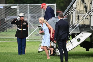 Nữ trợ lý trung thành của ông Trump: Từ bệnh nhân ung thư đến “máy in sống”