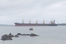 Tàu chở hàng cho công ty Trung Quốc bị tố xả 1.000 tấn dầu ra biển