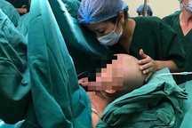 Người mẹ ung thư giai đoạn cuối sinh con đang phải thở máy, bác sĩ nỗ lực hết sức để sản phụ gặp con