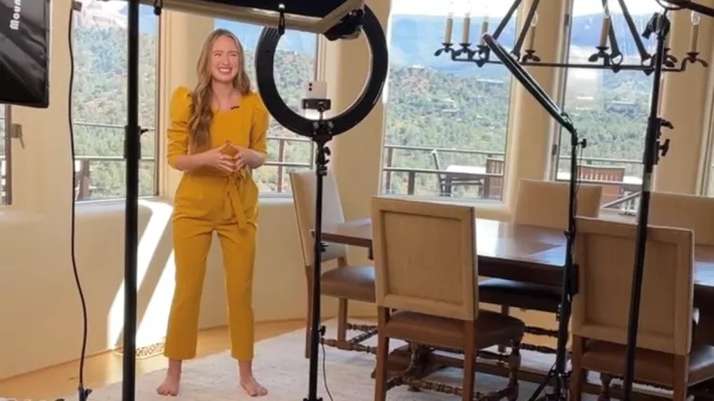Căn hộ của Kat Norton như một studio thu nhỏ để cô sáng tạo các nội dung đăng lên mạng xã hội (Ảnh: Twitter). Căn hộ của Kat Norton như một studio thu nhỏ để cô sáng tạo các nội dung đăng lên mạng xã hội (Ảnh: Twitter).
