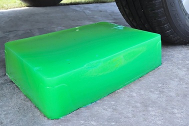 Vật liệu mới cấu thành 80% từ nước, ô tô cán qua không hề hấn gì?