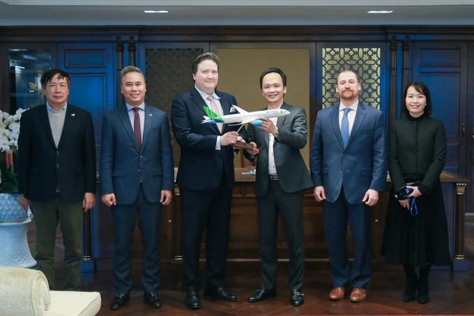 Tân Đại sứ Mỹ Marc Knapper (thứ 3 từ trái sang) và Chủ tịch Tập đoàn FLC, Chủ tịch Bamboo Airways Trịnh Văn Quyết cùng đại diện lãnh đạo hai bên trong khuôn khổ buổi gặp mặt