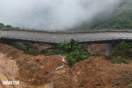 Cầu bị xô nghiêng, sạt lở bủa vây đường, nhà dân trên đỉnh Trường Sơn