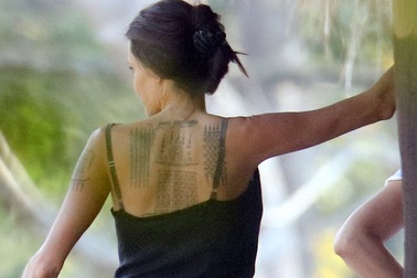 Angelina Jolie lộ loạt hình xăm "khủng" mới toanh