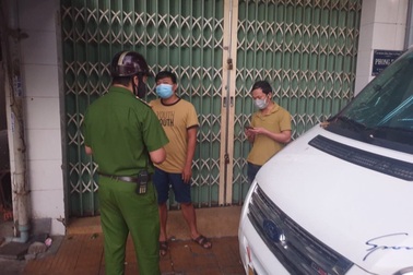 Đi bộ ra khỏi nhà 500 m, hai thanh niên bị phạt 15 triệu đồng