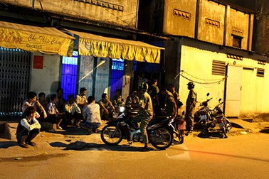 Truy bắt “sát thủ” bịt mặt xông vào nhà đâm chết người trên bàn nhậu