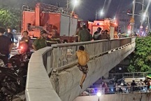 Cảnh sát giải cứu người đàn ông định nhảy cầu tự tử ở TPHCM