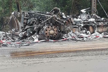 Xe container chở gỗ cháy thành tro trên đường Hồ Chí Minh