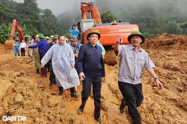 Phó Thủ tướng Trần Lưu Quang chỉ đạo việc cứu nạn tại hiện trường sạt lở
