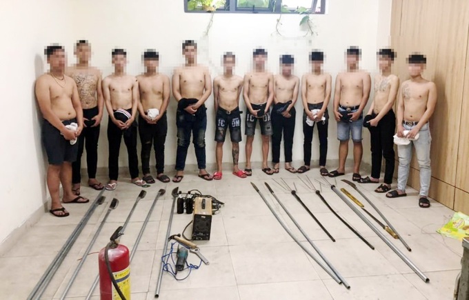 Máy hàn, máy cắt, và các loại vũ khí tự chế của một nhóm thanh niên bị thu giữ.