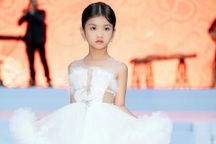 Mẫu nhí Thái Trân trình diễn thời trang cùng Á hậu Siêu quốc gia Thanh Ngân