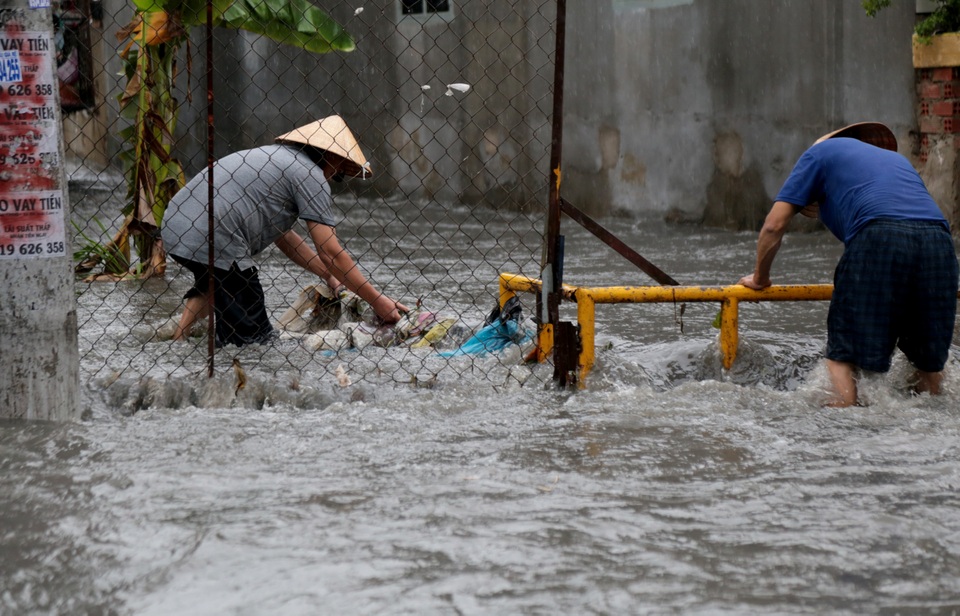 Sài Gòn mưa lớn, đường ngập lút bánh xe, dân vất vả ngăn nước vào nhà - 5 Sài Gòn mưa lớn, đường ngập lút bánh xe, dân vất vả ngăn nước vào nhà - 5