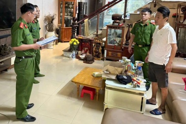Khám nhà đối tượng cho vay lãi "cắt cổ", cảnh sát phát hiện điều bất ngờ