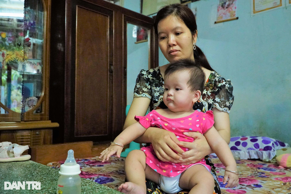 Vợ bị vỡ mạch máu não, chồng một mình nuôi cả nhà đau ốm - 2 Vợ bị vỡ mạch máu não, chồng một mình nuôi cả nhà đau ốm - 2