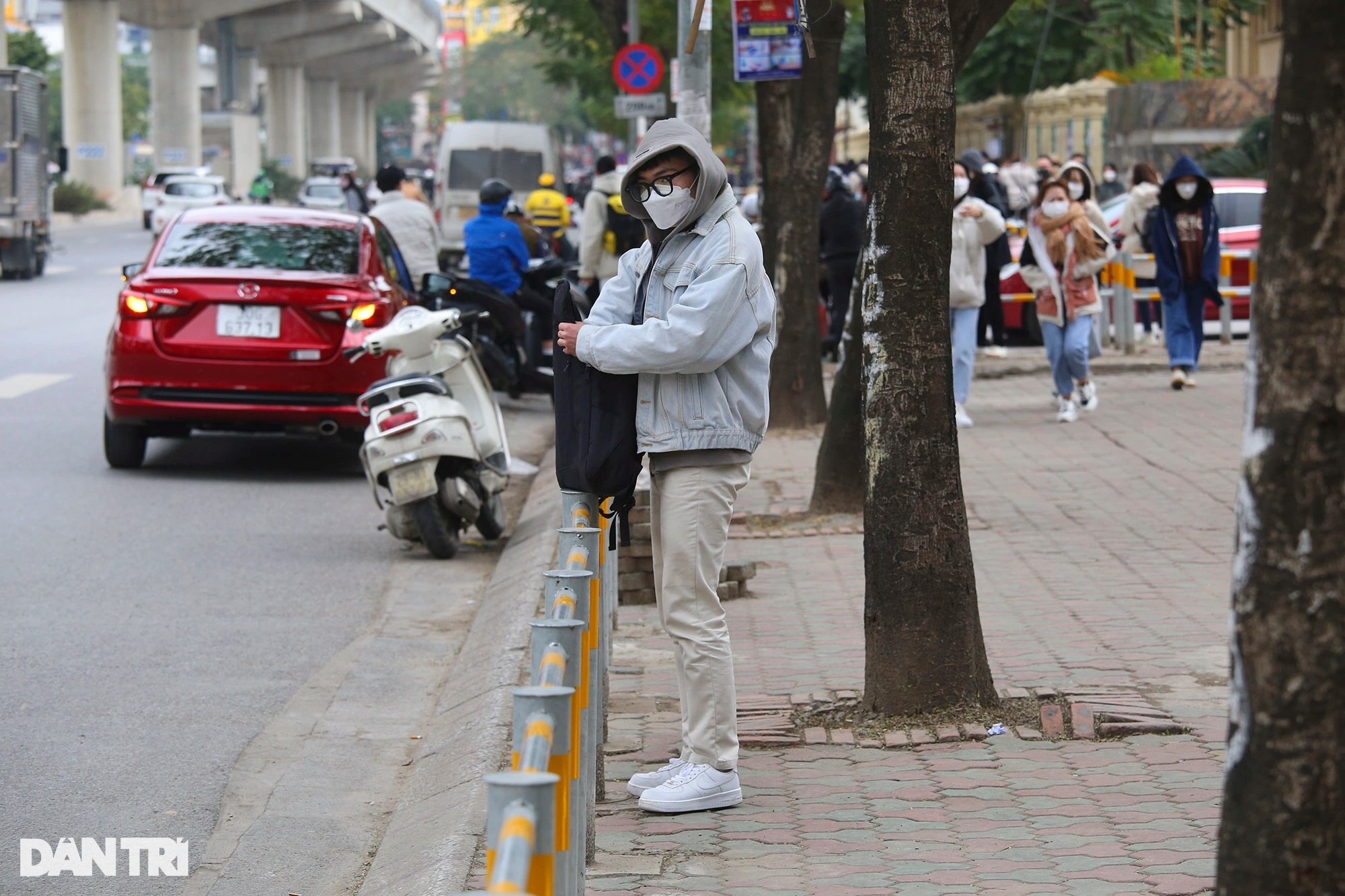 Rào chắn vỉa hè ngăn xe máy gây khó, người đi bộ bất đắc dĩ phải trèo qua - 7 Rào chắn vỉa hè ngăn xe máy gây khó, người đi bộ bất đắc dĩ phải trèo qua - 7
