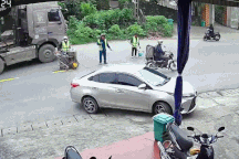 Nổi bật tuần qua: Cô gái vứt xe máy bỏ chạy khi xe ben lao về phía mình