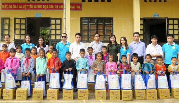 Công ty TNHH MEDLATEC Thanh Hóa trao tặng quà, tài trợ thiết bị cho học sinh vùng miền núi khó khăn