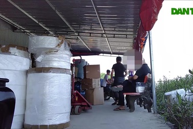 Đột nhập cơ sở sản xuất khẩu trang “siêu bẩn” giữa mùa dịch Covid-19