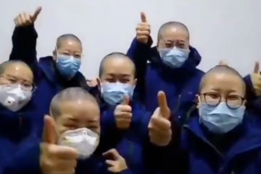 Y tá Trung Quốc cạo trọc đầu tiến về Vũ Hán đối phó dịch virus corona