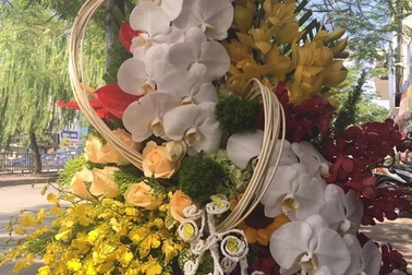 Thị trường 20/11: Một lẵng hoa 2 triệu rưỡi, cắm không kịp để bán