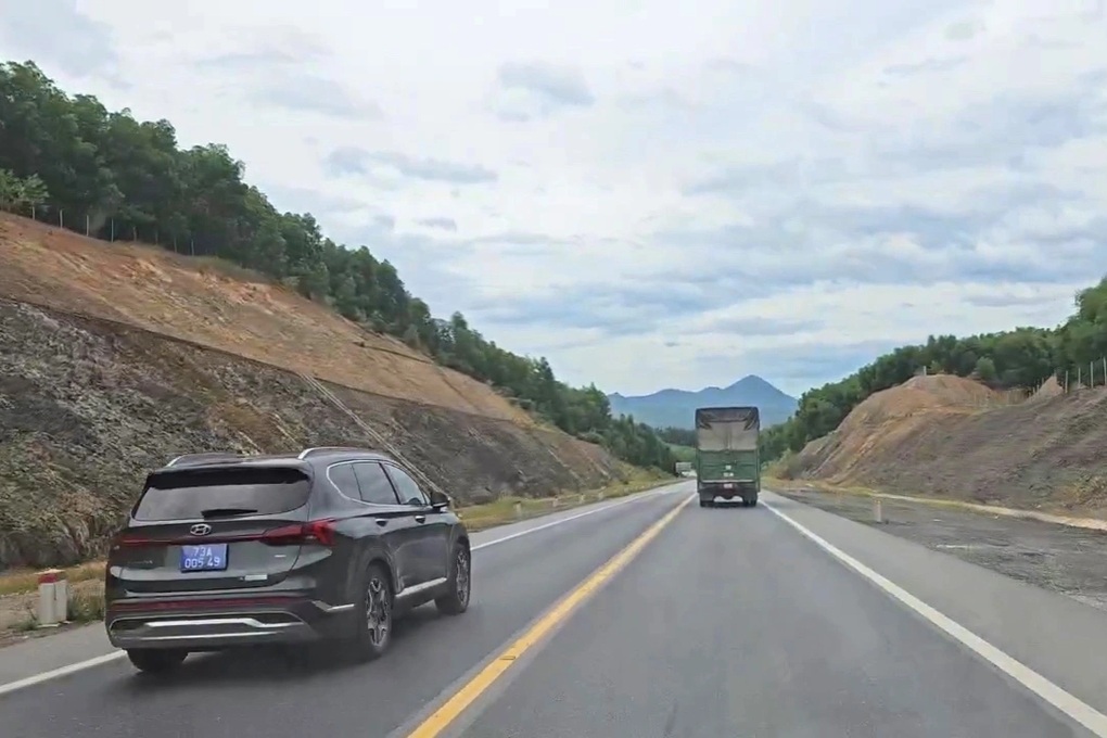 Hai ô tô biển xanh lấn làn, vượt sai quy định trên cao tốc Cam Lộ - La Sơn - 1 Hai ô tô biển xanh lấn làn, vượt sai quy định trên cao tốc Cam Lộ - La Sơn - 1