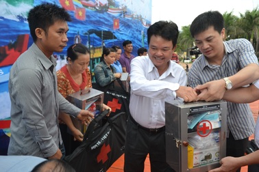 Trang bị 200 tủ thuốc cho ngư dân yên tâm bám biển