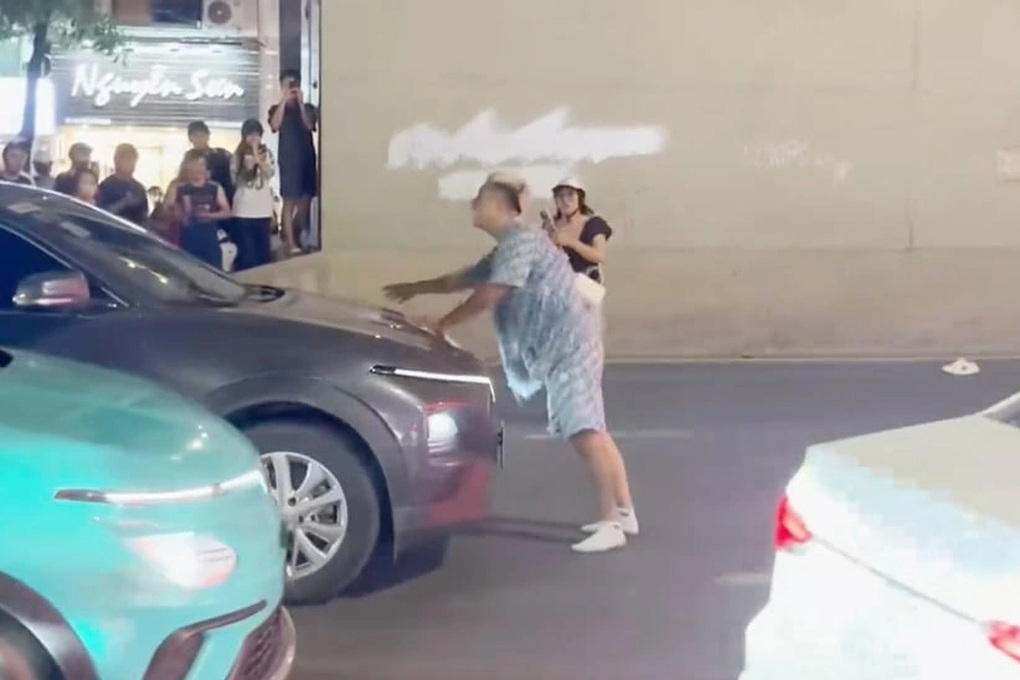 Công an làm việc với thanh niên chặn đầu nhiều ô tô, xe máy trên phố Hà Nội - 1 Công an làm việc với thanh niên chặn đầu nhiều ô tô, xe máy trên phố Hà Nội - 1