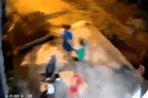 Vụ bố cầm 2 chân con ném ra đường: Góc độ nào cũng không thể chấp nhận!