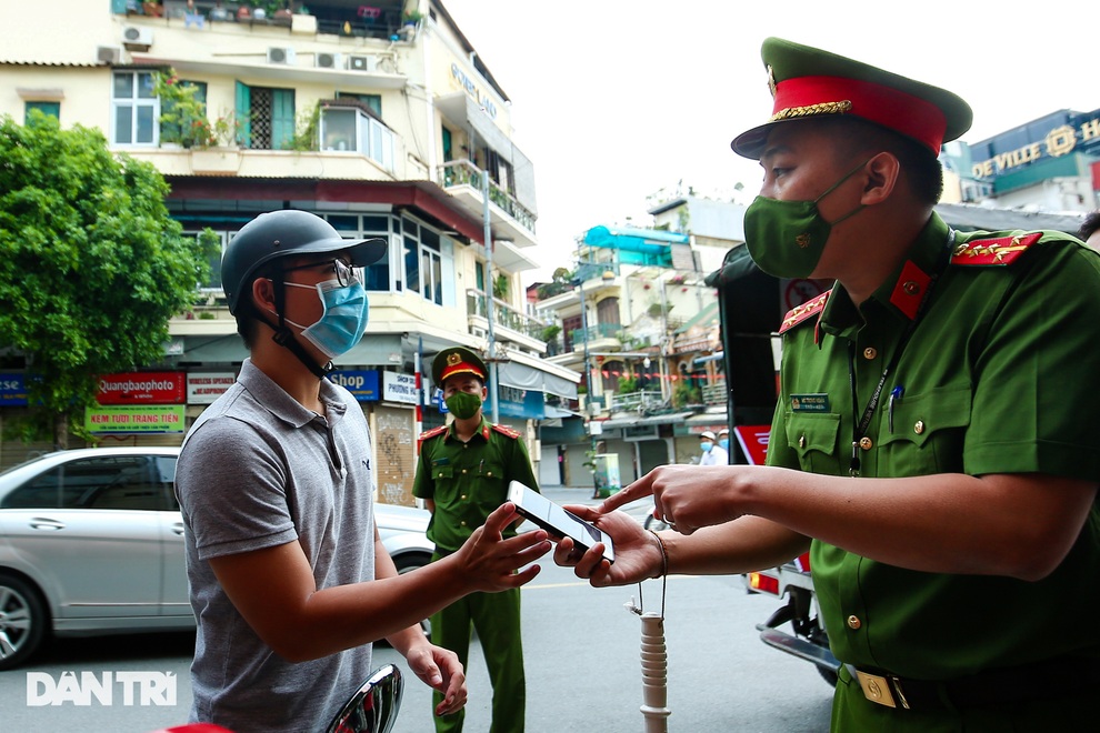Mải chạy bộ thể dục ở Hồ Gươm, người đàn ông bị xử phạt 2 triệu đồng - 10 Mải chạy bộ thể dục ở Hồ Gươm, người đàn ông bị xử phạt 2 triệu đồng - 10