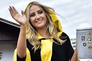 Dàn mỹ nhân nóng bỏng "đốt cháy" lễ hội bia Đức