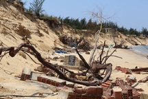 Hàng chục ngôi nhà, ao tôm của dân ở Quảng Nam bị cuốn trôi ra biển